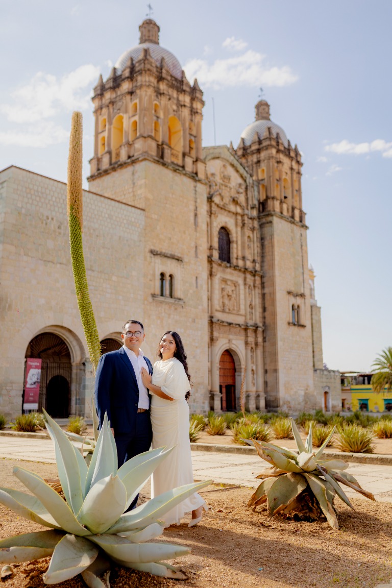 Ana Estela y Jesús frente al Templo de Santo Domingo